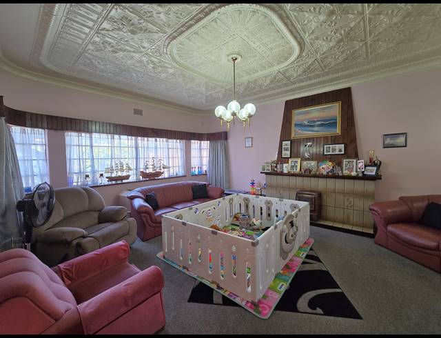 3 BEDROOM FREEHOLD FOR SALE IN THE HILL